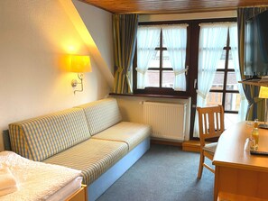 Quarto solteiro standard, 1 cama de solteiro, terraço, vista para o jardim | Escrivaninha, Wi-Fi de cortesia, roupa de cama