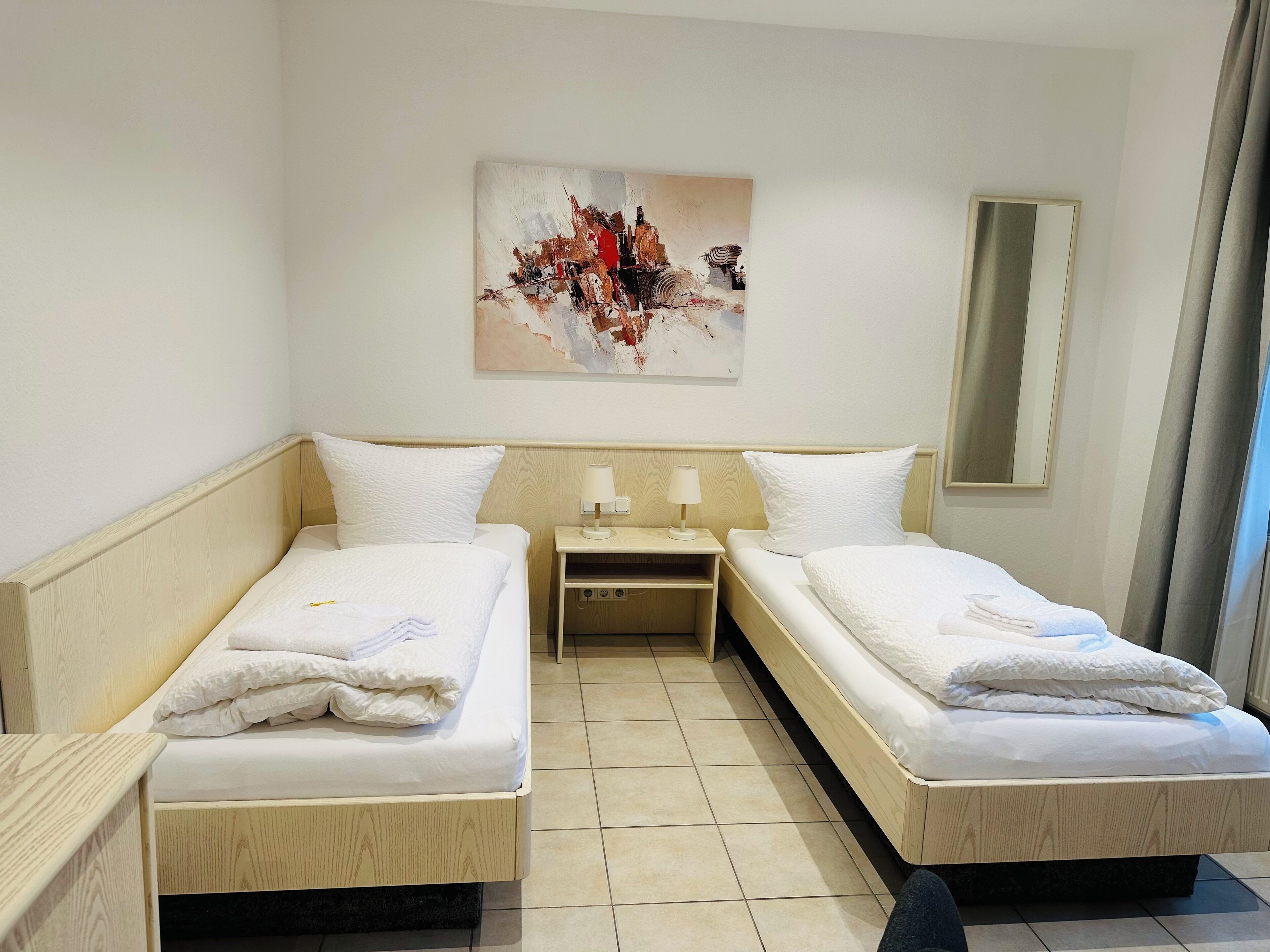 Quarto duplo standard | Escrivaninha, Wi-Fi de cortesia, roupa de cama