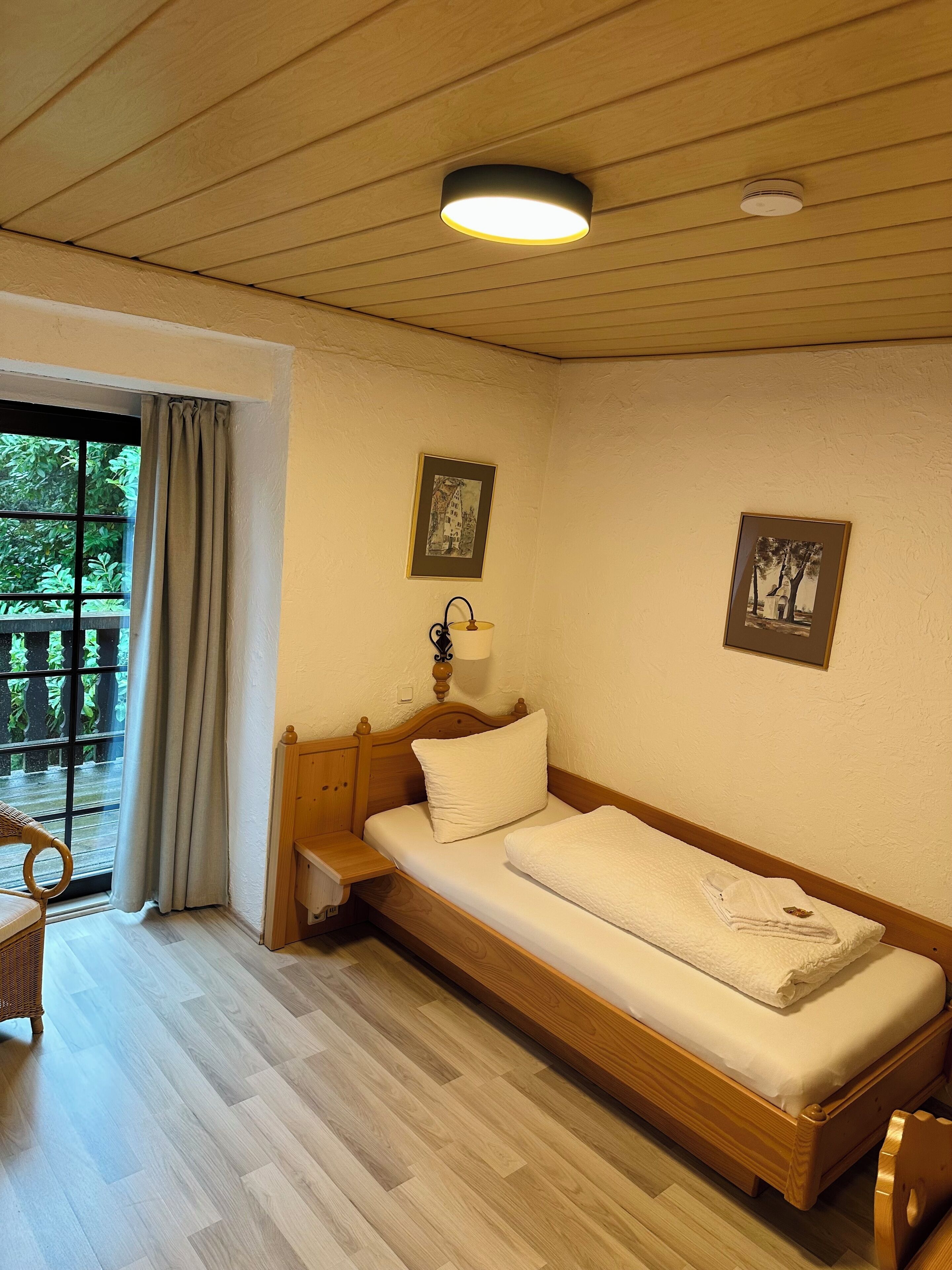 Quarto solteiro standard, sacada, vista para o jardim | Escrivaninha, Wi-Fi de cortesia, roupa de cama