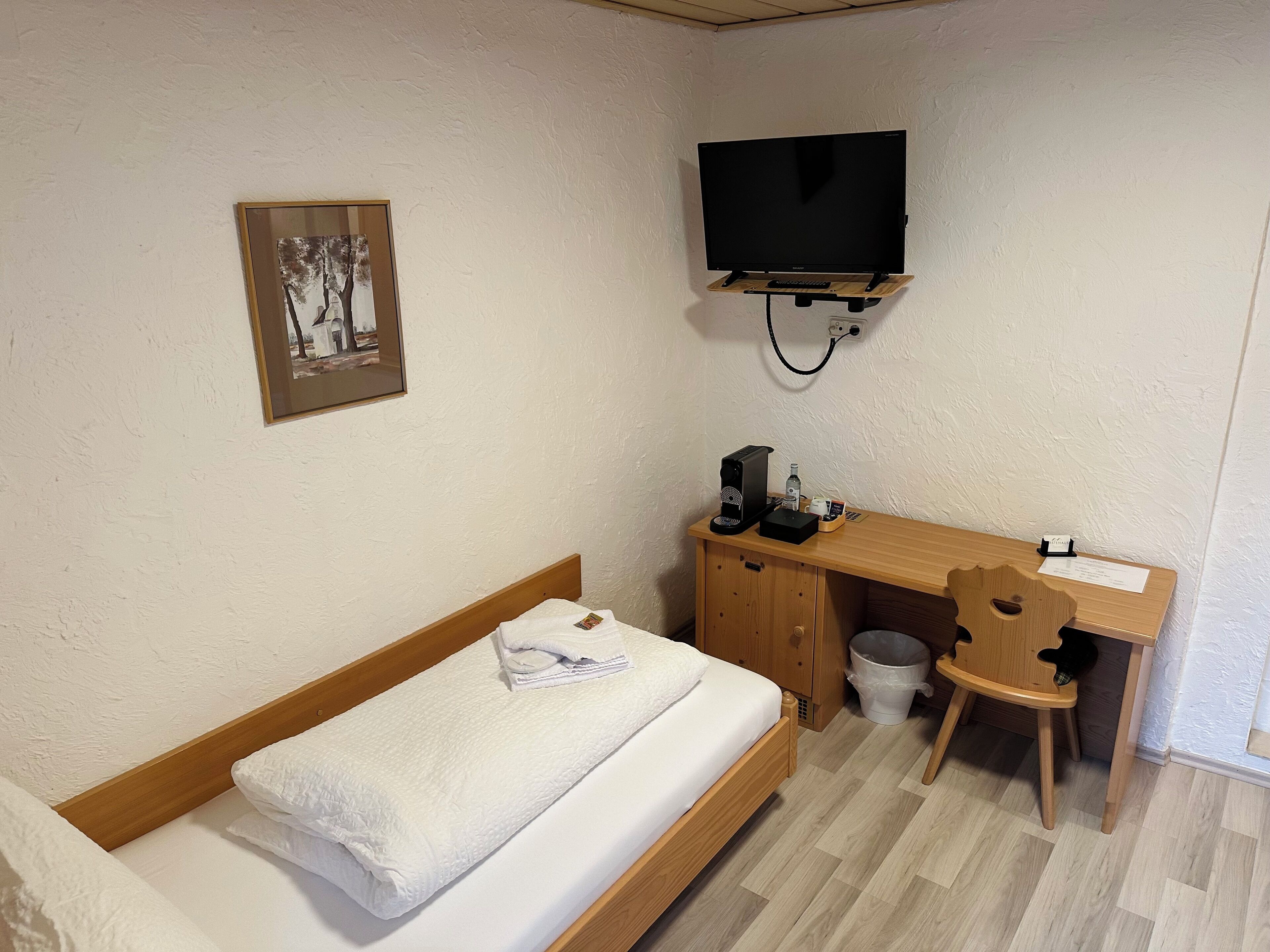 标准单人房, 阳台, 花园景观 | 办公桌、免费 WiFi、床单