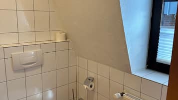 Quarto solteiro standard, sacada, vista para o jardim | Banheiro | Chuveiro, secador de cabelo, toalhas de banho, sabonete