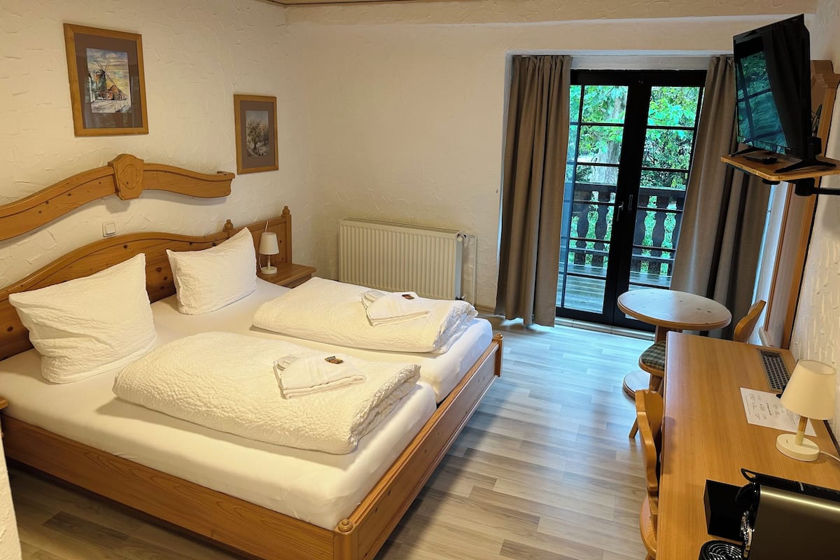 Quarto casal conforto, sacada, vista para o jardim | Escrivaninha, Wi-Fi de cortesia, roupa de cama