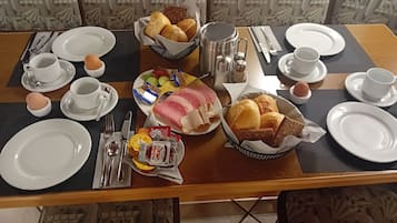 Petit déjeuner servi tous les jours en supplément