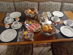 Päivittäinen paikallinen aamiainen maksusta