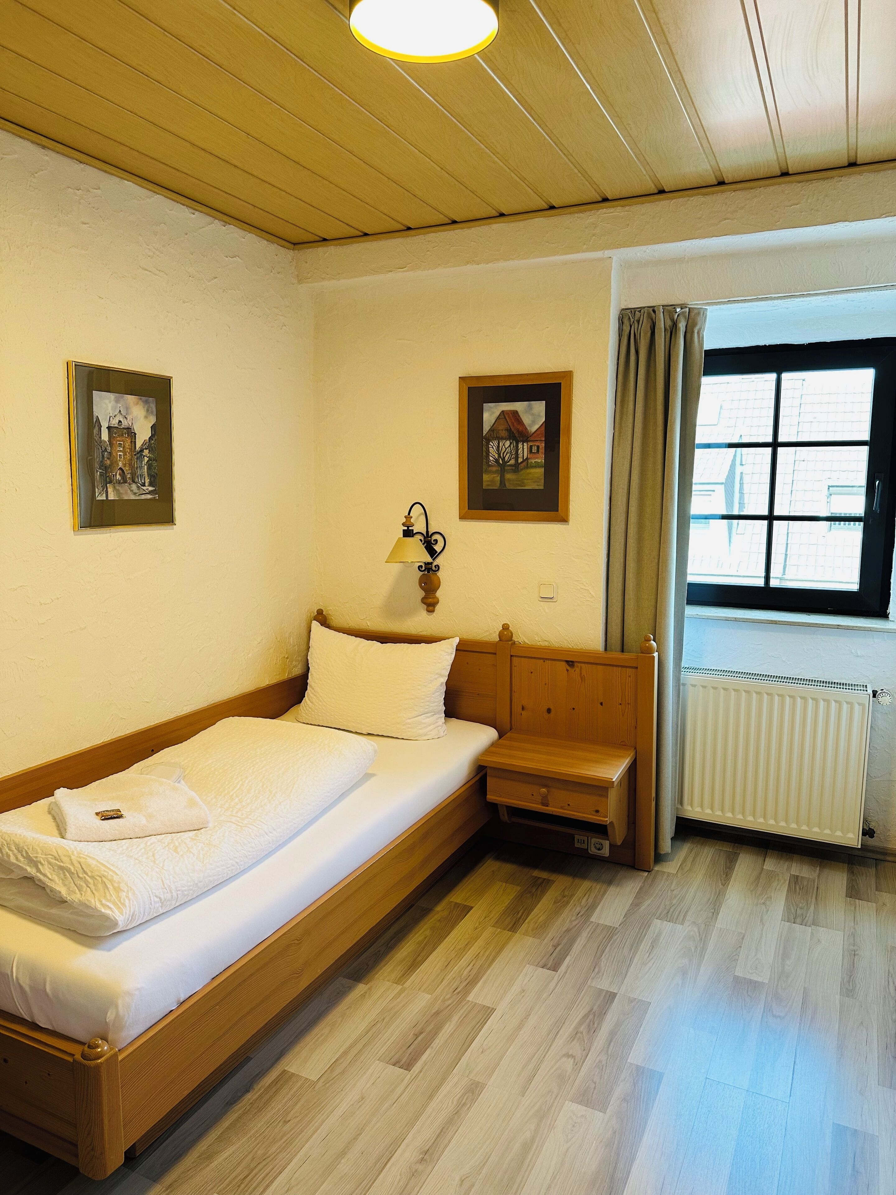 Quarto solteiro standard | Escrivaninha, Wi-Fi de cortesia, roupa de cama