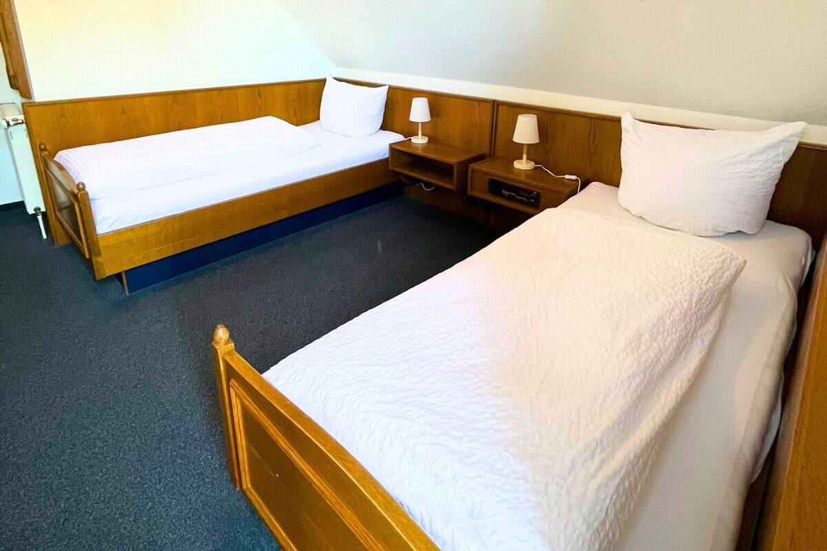 Standard Twin Room, Balcony | Desk, WiFi (free), bed sheets