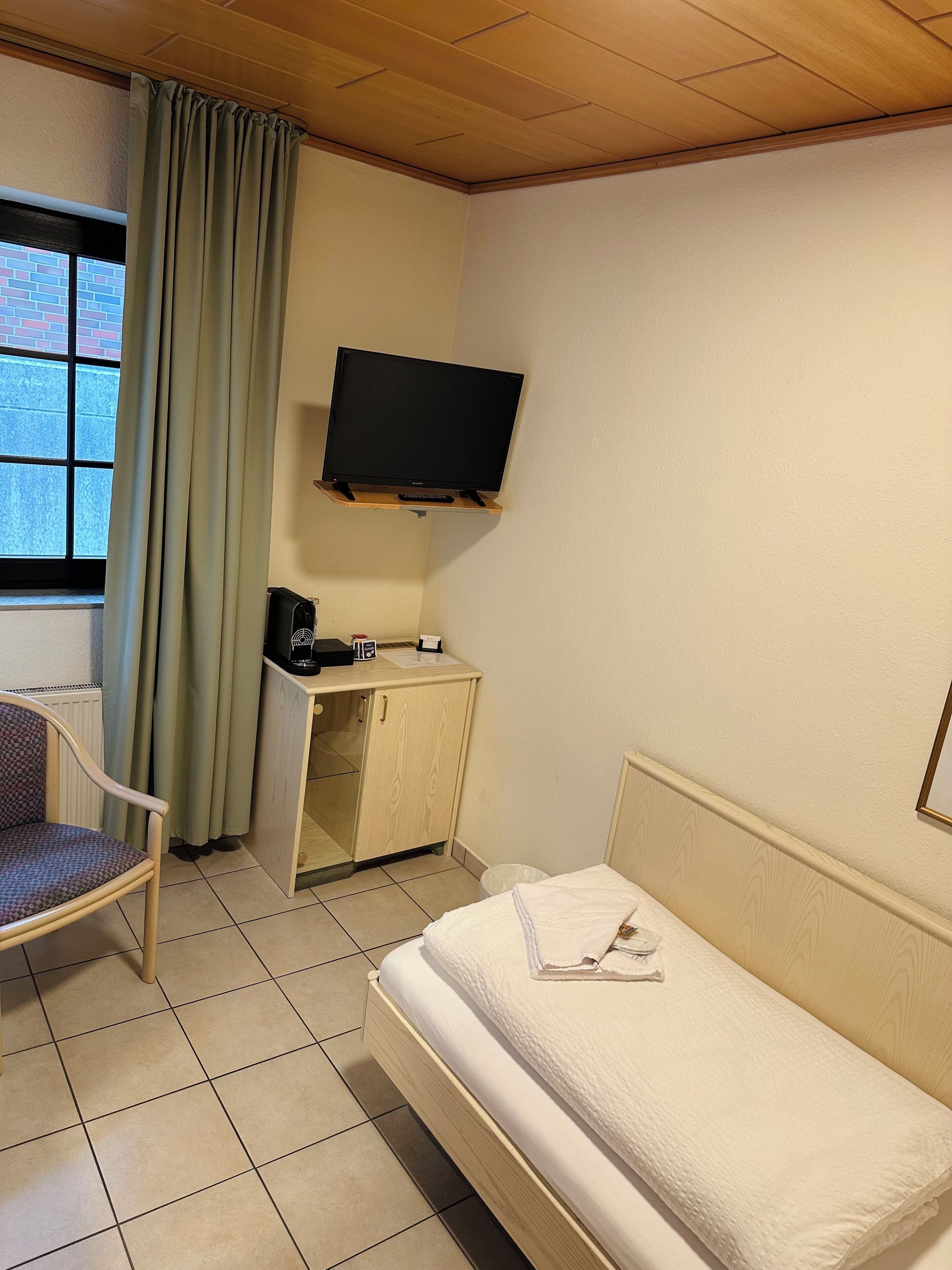 Quarto solteiro econômico | Escrivaninha, Wi-Fi de cortesia, roupa de cama