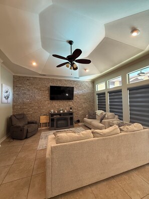 Smart TV, fireplace