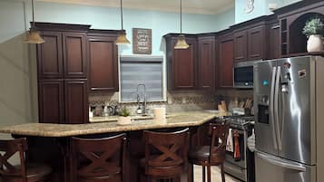 冰箱、微波炉、烤箱、炉灶