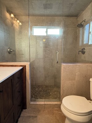 Shower, hair dryer, towels, soap - Peaceful 2-bedroom house in Tacoma perfect for your getaway (Tacoma)