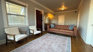 Living area - Peaceful 2-bedroom house in Tacoma perfect for your getaway (Tacoma)