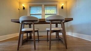 Dining - Peaceful 2-bedroom house in Tacoma perfect for your getaway (Tacoma)