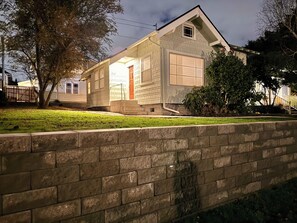 Exterior - Peaceful 2-bedroom house in Tacoma perfect for your getaway (Tacoma)