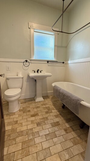 Shower, hair dryer, towels, soap - Peaceful 2-bedroom house in Tacoma perfect for your getaway (Tacoma)