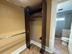 Shower, hair dryer, towels, soap - Peaceful 2-bedroom house in Tacoma perfect for your getaway (Tacoma)