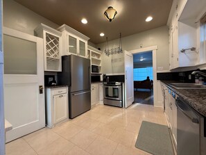 Private kitchen - Peaceful 2-bedroom house in Tacoma perfect for your getaway (Tacoma)