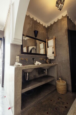 Secador de pelo, toallas, jabón y papel higiénico