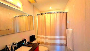 Sèche-cheveux, serviettes fournies, savon, papier toilette