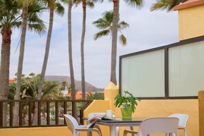Outdoor dining - Vacation Apartment 'Oasis Royal F306' with Shared Pool, Private Terrace and Wi-Fi (Corralejo)