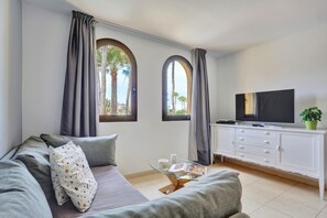 TV, DVD player - Vacation Apartment 'Oasis Royal F306' with Shared Pool, Private Terrace and Wi-Fi (Corralejo)