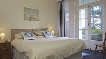 2 Schlafzimmer, individuell dekoriert, individuell eingerichtet