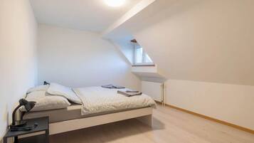 1 chambre, bureau, fer et planche à repasser, lit parapluie