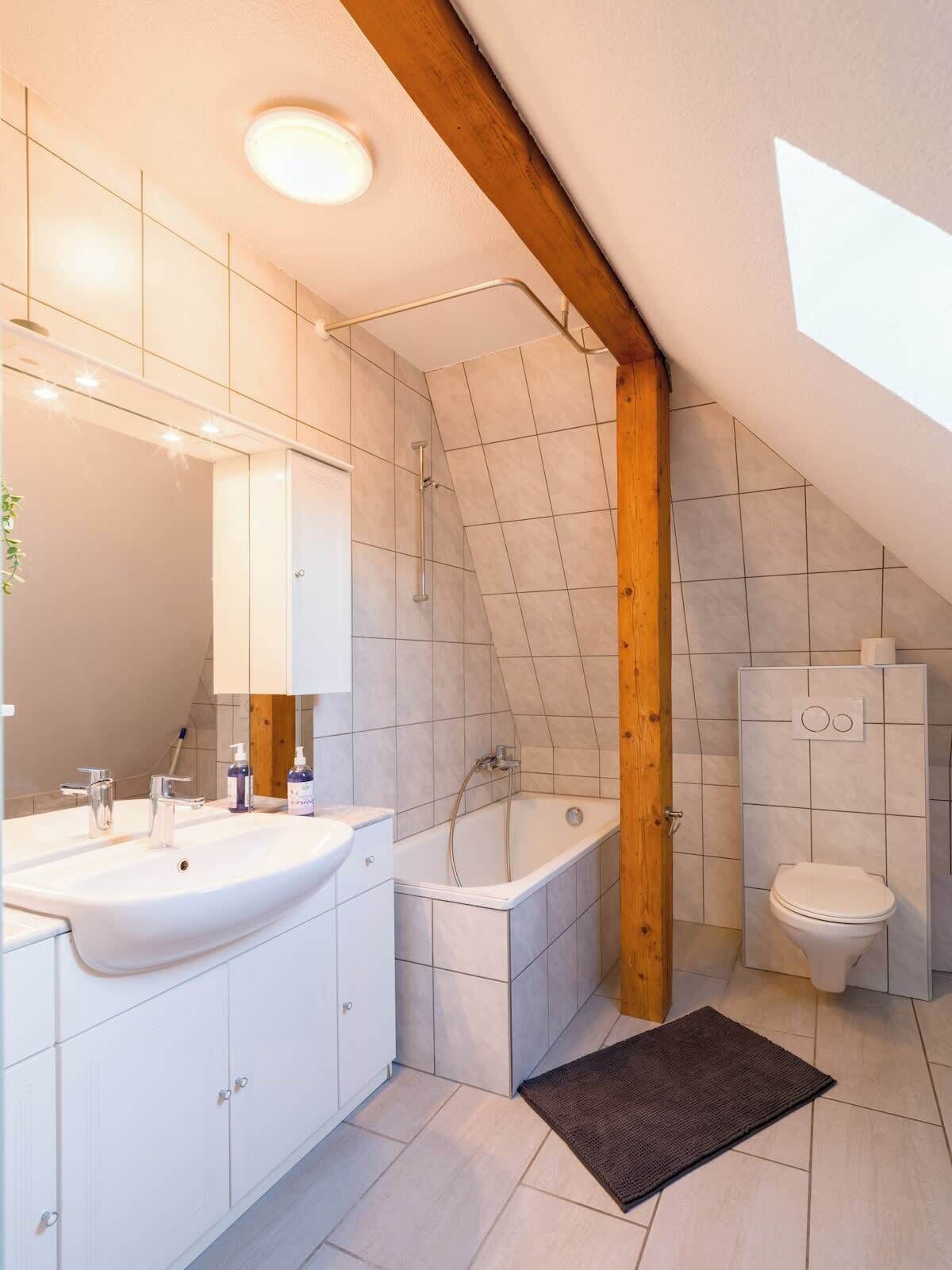 Een douche, gratis toiletartikelen, een haardroger, handdoeken