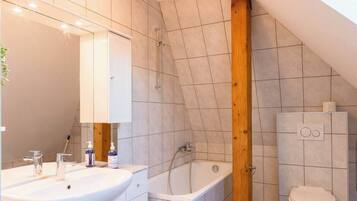Een douche, gratis toiletartikelen, een haardroger, handdoeken