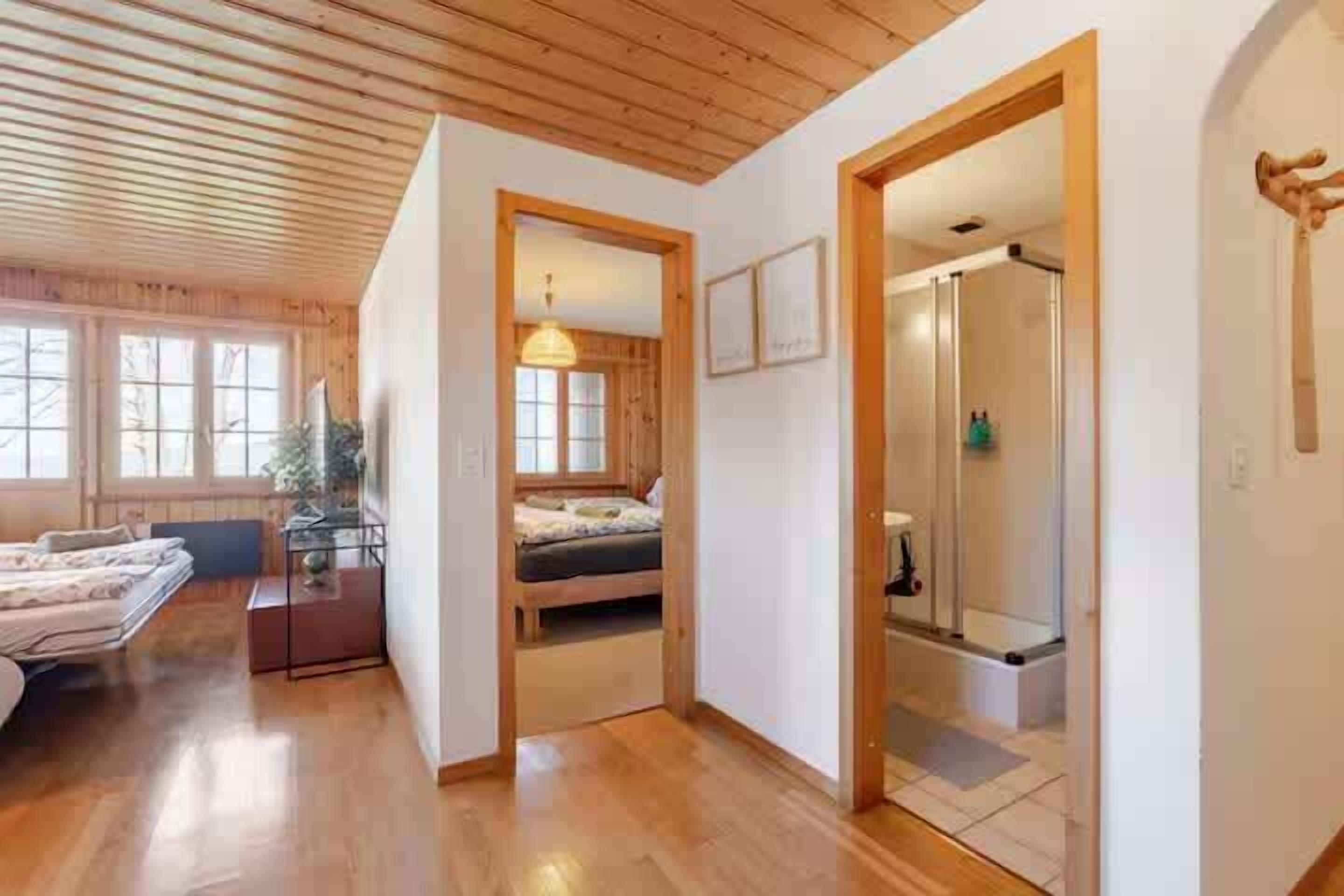 1 habitación, escritorio, tabla de planchar con plancha y cuna de viaje 
