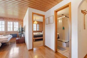 1 Schlafzimmer, Schreibtisch, Bügeleisen/Bügelbrett, Reisekinderbett