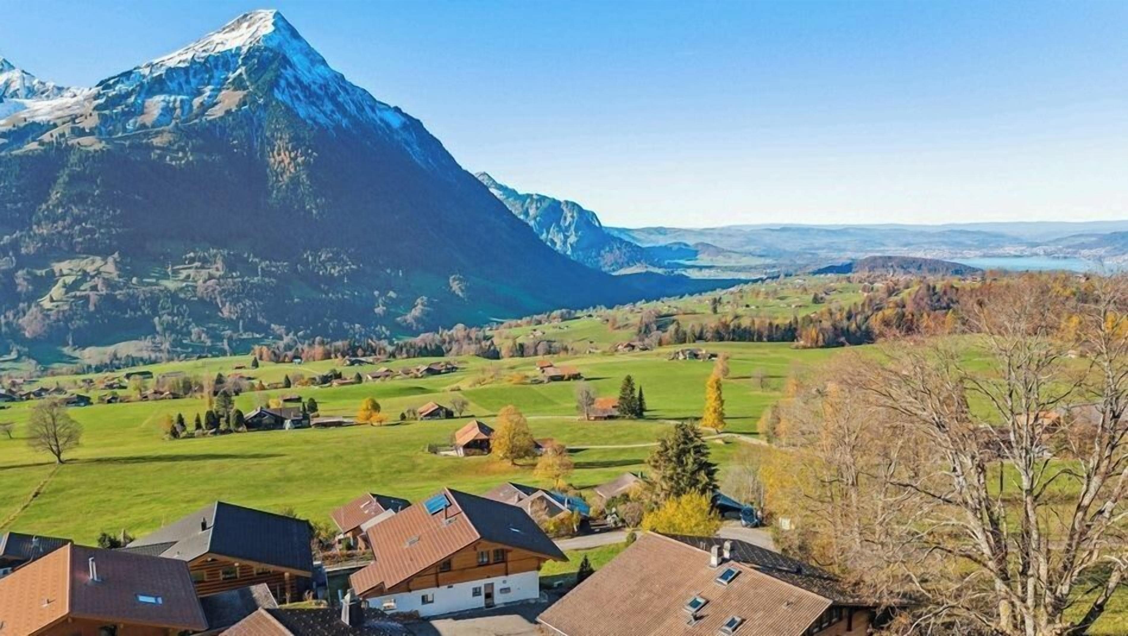 Die Aussicht ist extrem schön. Der Berg auf der linken Seite ist der bekannte "Niesen". Ausserdem ganz hinten die Stadt Thun und der Thunersee.
