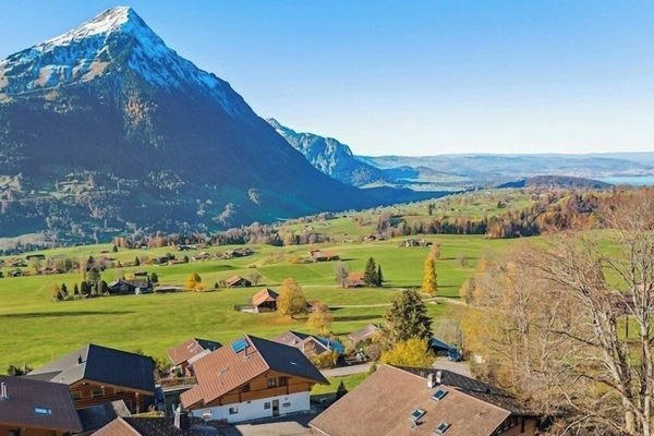 Die Aussicht ist extrem schön. Der Berg auf der linken Seite ist der bekannte "Niesen". Ausserdem ganz hinten die Stadt Thun und der Thunersee.
