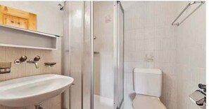 Douche, sèche-cheveux, serviettes fournies, shampoing