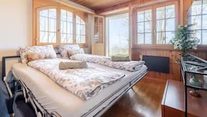 1 bedroom, desk, iron/ironing board, WiFi - Alpine Garden Retreat | Panoramic Mountain Views (Reichenbach im Kandertal)
