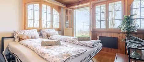 Strykejern/-brett, reiseseng for barn, wi-fi og sengetøy