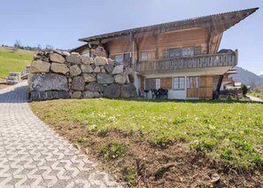 Exterior - Alpine Garden Retreat | Panoramic Mountain Views (Reichenbach im Kandertal)