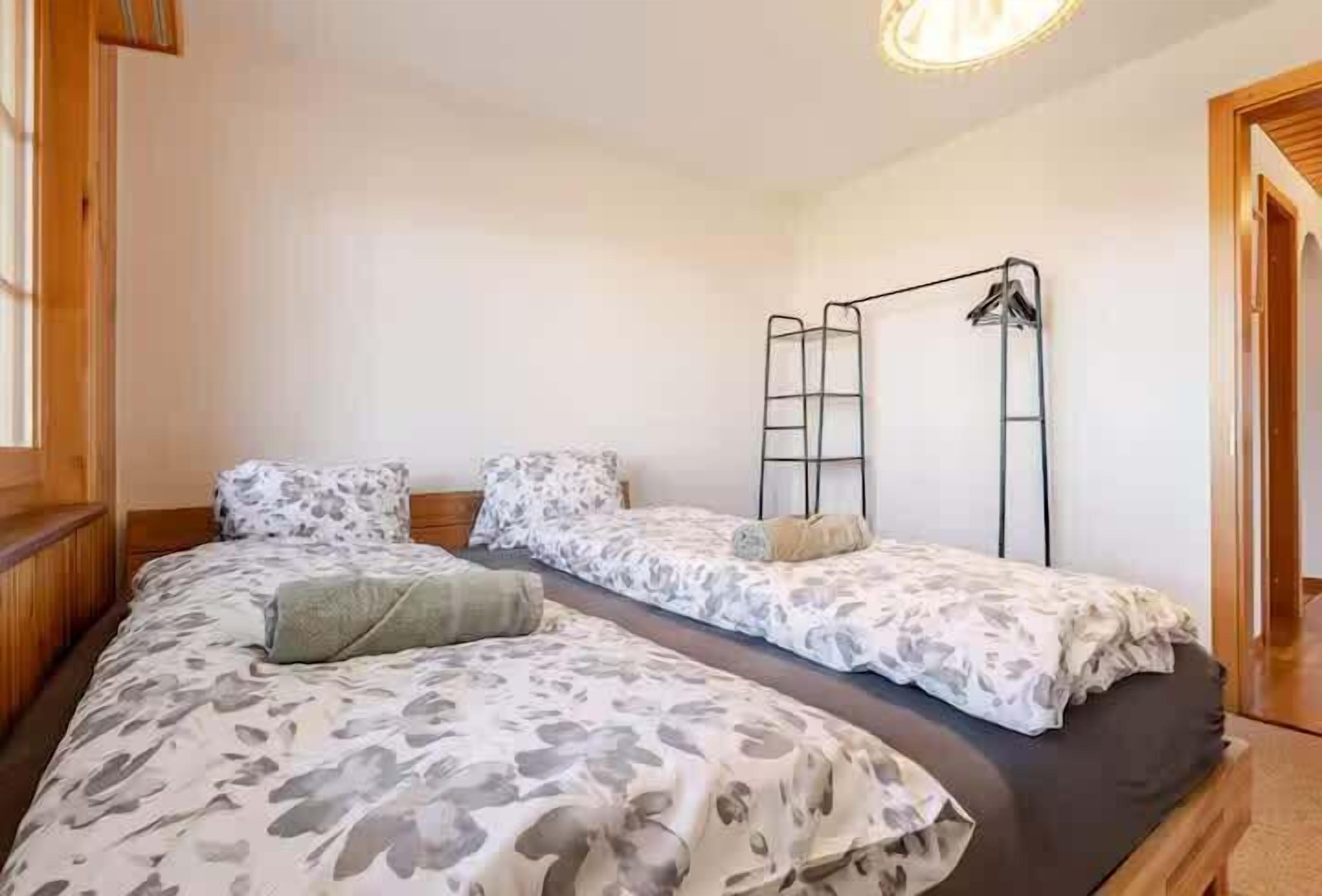 1 Schlafzimmer, Schreibtisch, Bügeleisen/Bügelbrett, Reisekinderbett