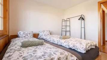 1 Schlafzimmer, Schreibtisch, Bügeleisen/Bügelbrett, Reisekinderbett