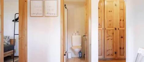 Douche, séchoir à cheveux, serviettes fournies, shampooing