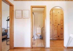 Dusche, Haartrockner, Handtücher, Shampoo