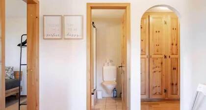 Chalet mit Privatgarten & Blick bis zum Thunersee