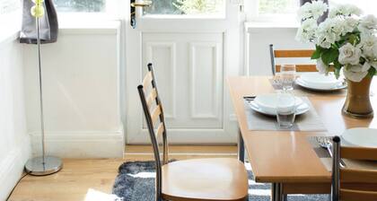 Cozy 3 Bedroom Home in Leeds, Perfect for Families and Groups