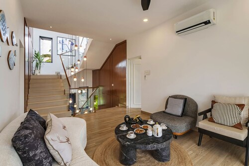 Chic 4bhk w Pool Field View Villa Marigold