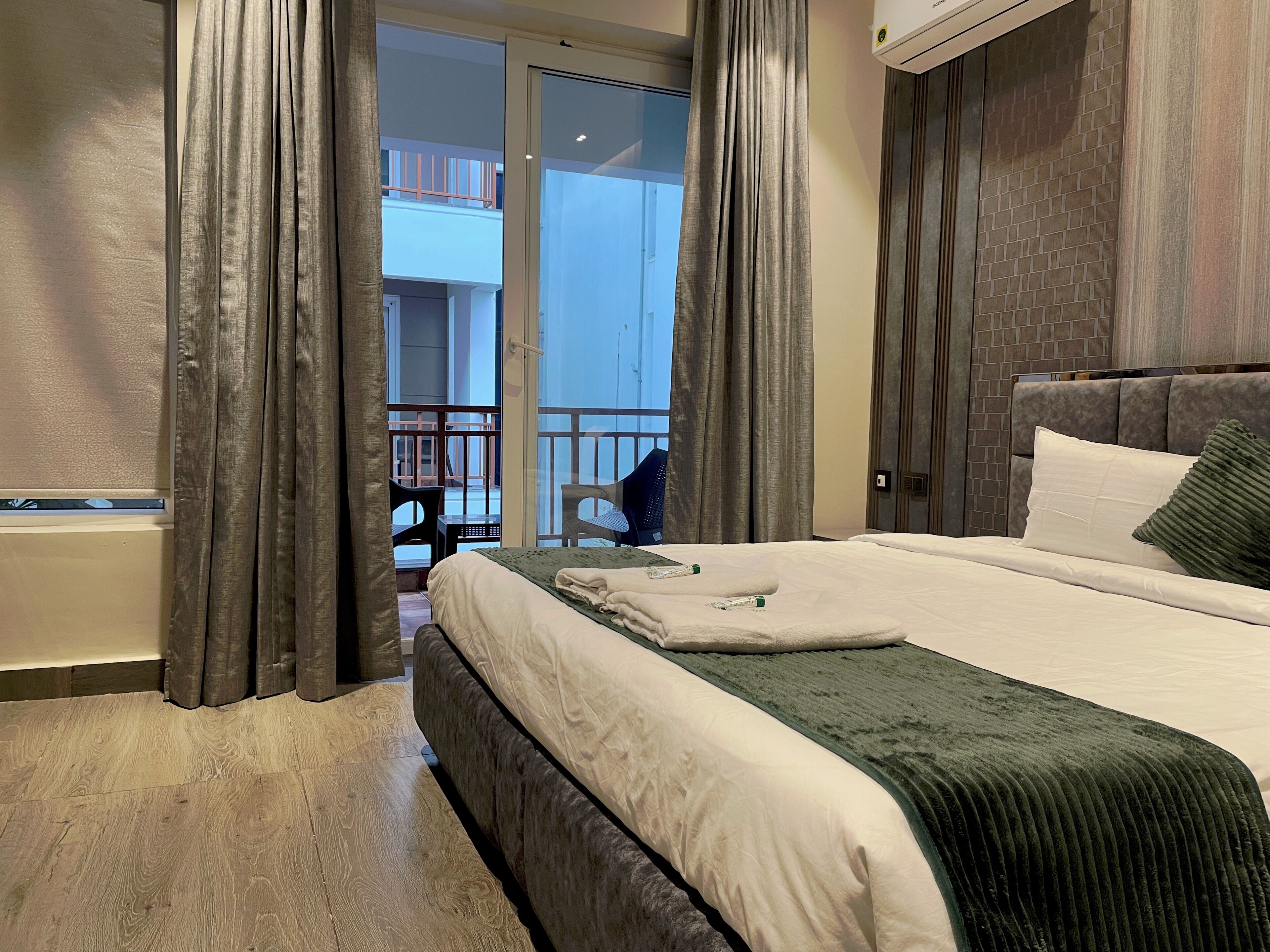 Tabla de planchar con plancha, wifi y ropa de cama 