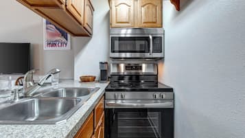 Condo, 1 Bedroom | Private kitchen