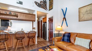 Condo, 1 phòng ngủ | Khu phòng khách | Smart TV 