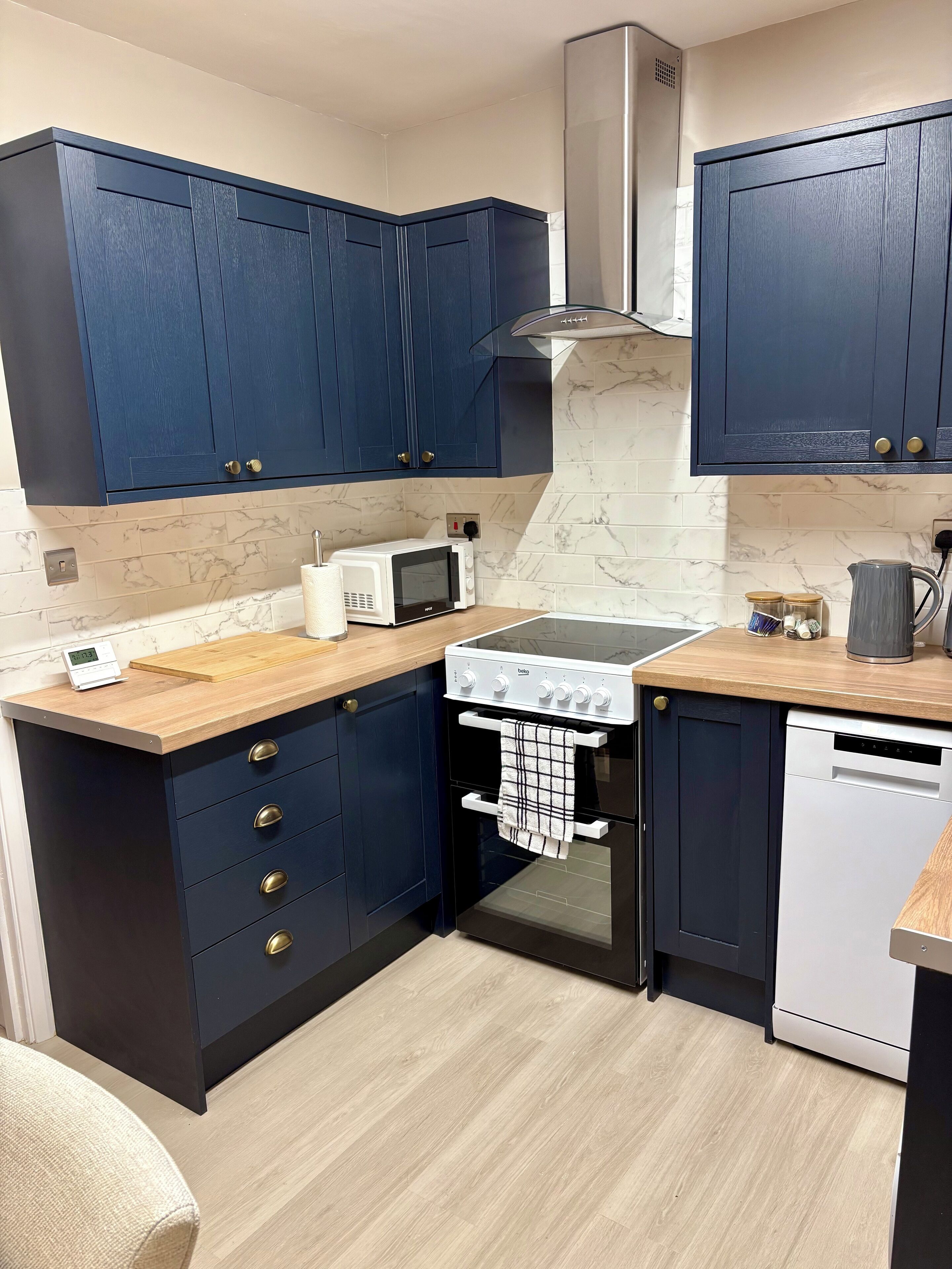 Kjøleskap, mikrobølgeovn, ovn og kokeplater