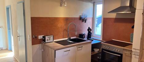 Frigorífico, horno, placa de cocina y lavavajillas