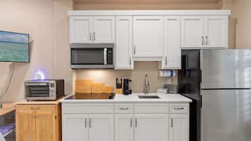 Studio | Eget kjøkken | Kjøleskap, mikrobølgeovn, kokeplater og kjøkkenutstyr