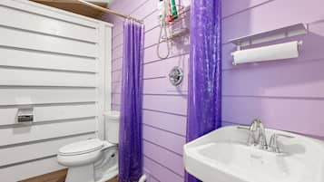 Studio | Bathroom | Free toiletries, hair dryer, towels, toilet paper